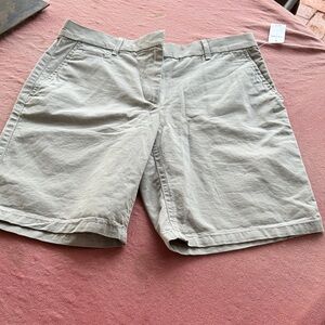 NWT
GAP boyfriend roll up shorts KHAKI 0 sits below the waist
